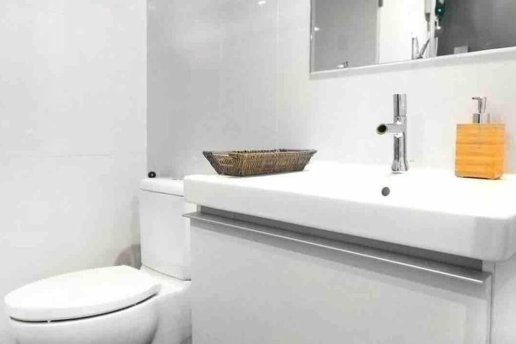 Stylish 1 Bedroom, Nice Pool,Bts Asok, Sukhumvit Bangkok Esterno foto